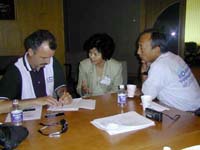 横田隊長、カナダのジャーナリストと会談